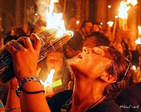 მაცხოვრის საფლავზე წმინდა ცეცხლის გარდამოსვლის კადრები